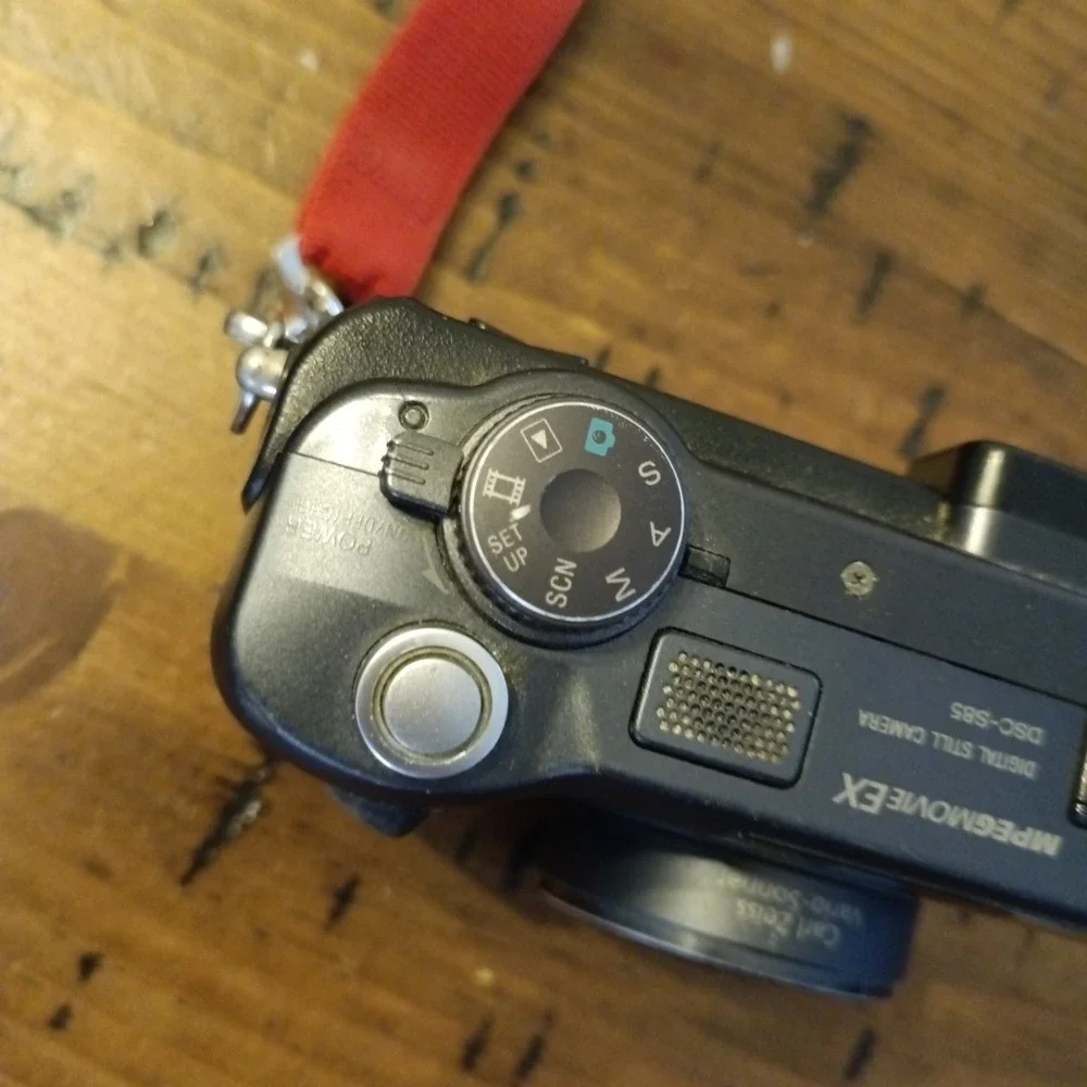 Sony Cyber-shot DSC-S85 4.1MP Digital Camera Black Untested For Parts r1
